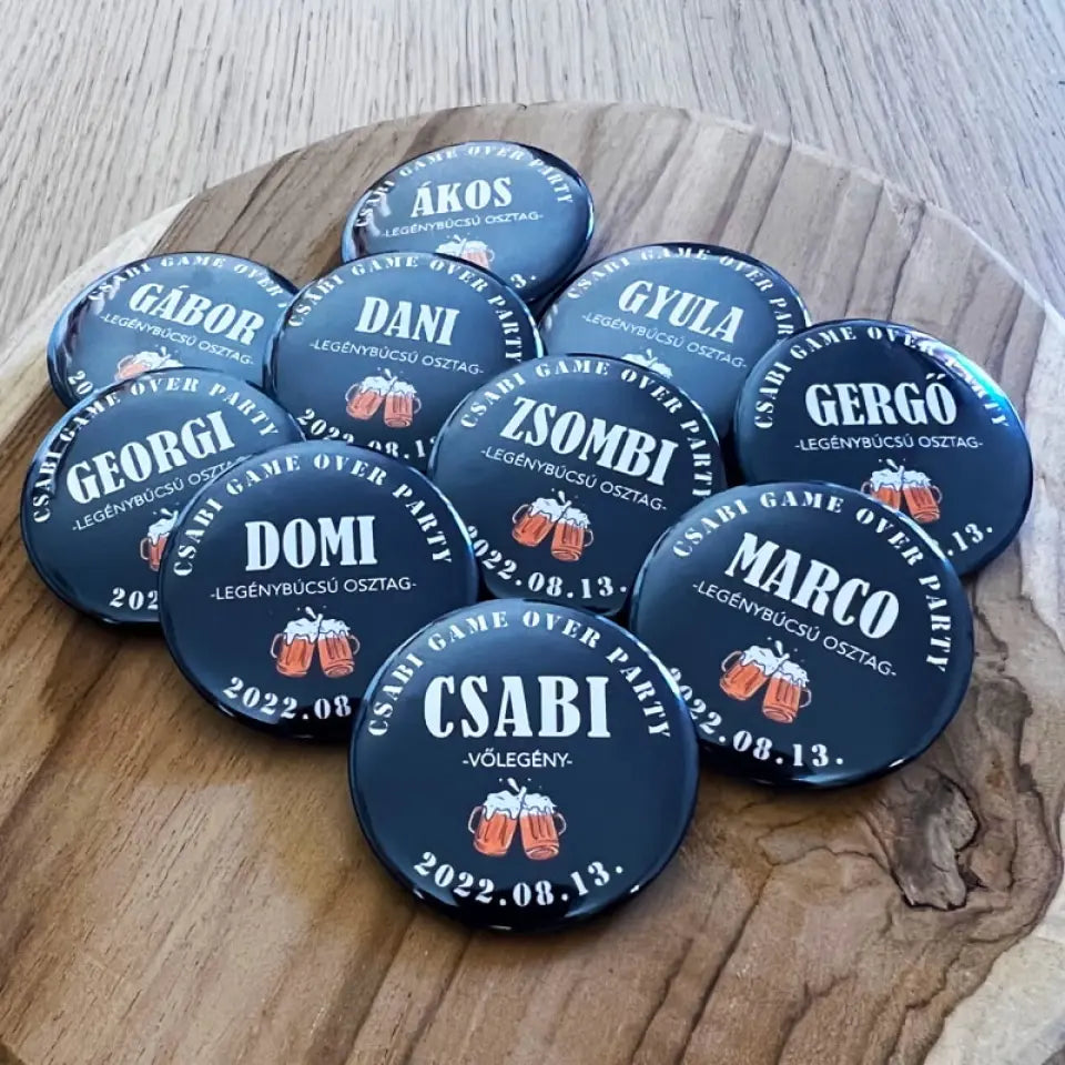 Insignă pentru petrecerea burlăcițelor – cu propriul nume