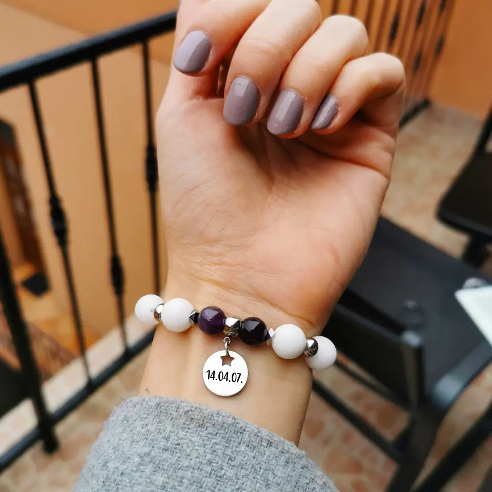 Ibolya és hóvirág csináld magad ékszer - ametiszt és tejkvarc karkötő, egyedi medállal