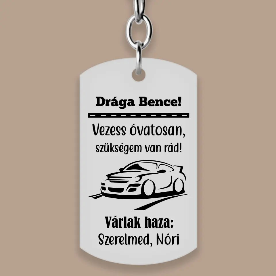 Autós ajándék férfiaknak – gravírozott kulcstartó autós grafikával