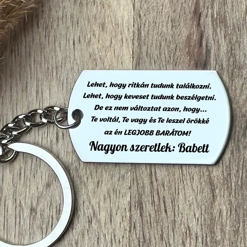Szülinapi ajándék barátnőnek. Gravírozott, acél kulcstartó barátnős idézettel. Személyre szabható. Választhatsz rá fityegőket is.