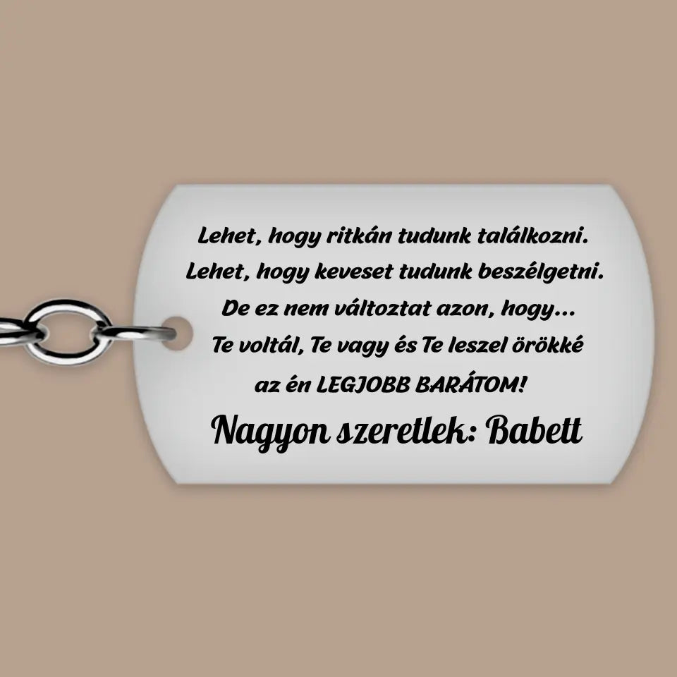 Szülinapi ajándék barátnőnek. Gravírozott, acél kulcstartó barátnős idézettel. Személyre szabható.