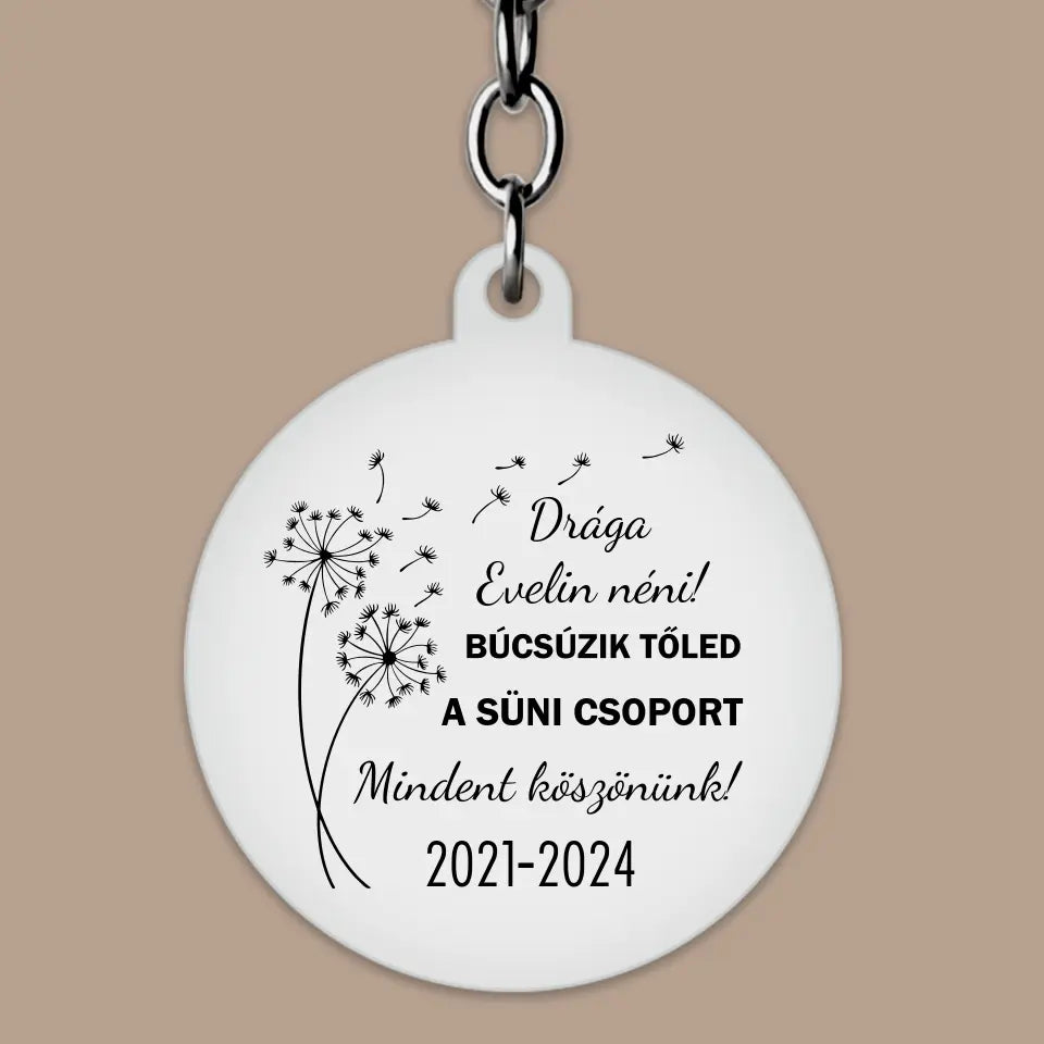 Búcsú ajándék óvónéninek, gravírozott kulcstartó saját névvel és évszámmal