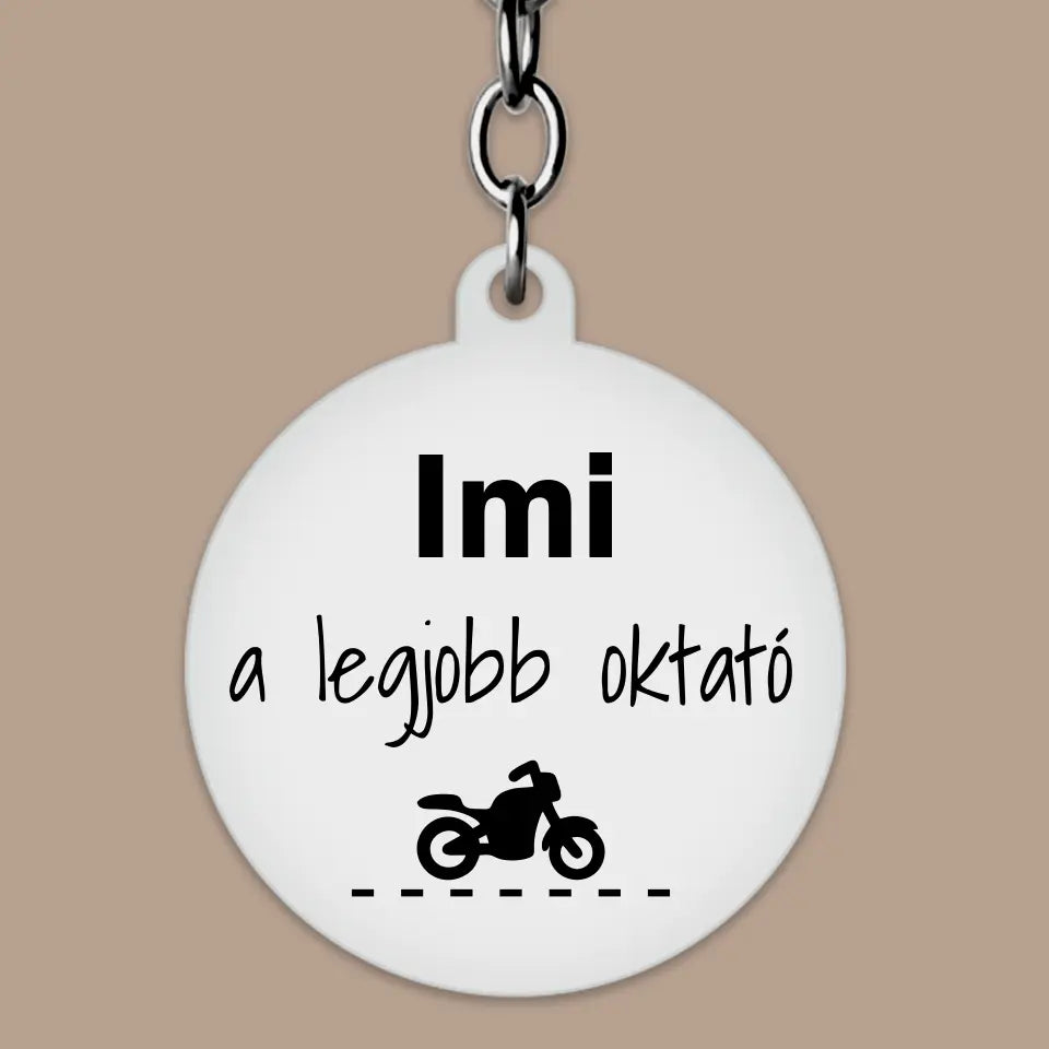 Motoros oktató kulcstartó - egyedi búcsú ajándék