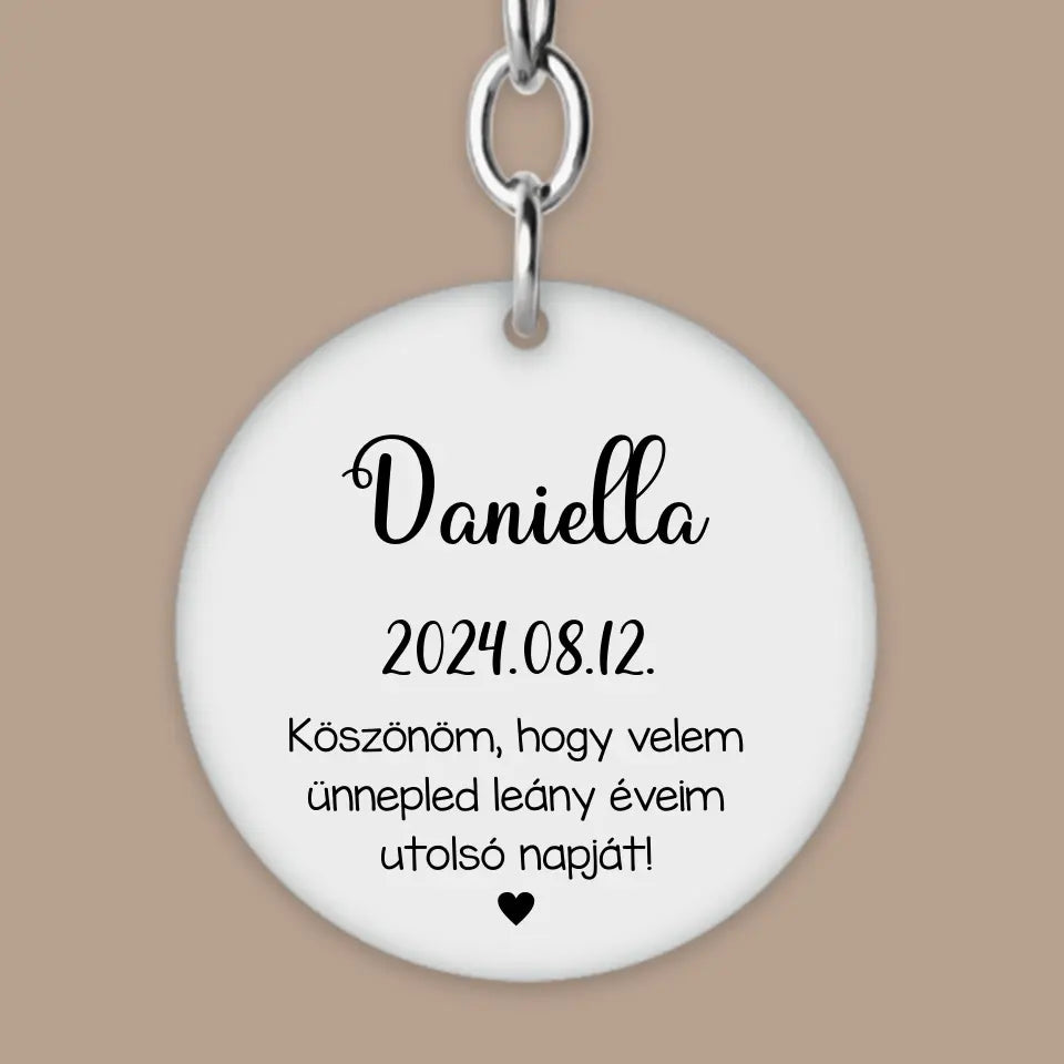 Lánybúcsú ajándék a menyasszonytól – egyedi neves kulcstartó