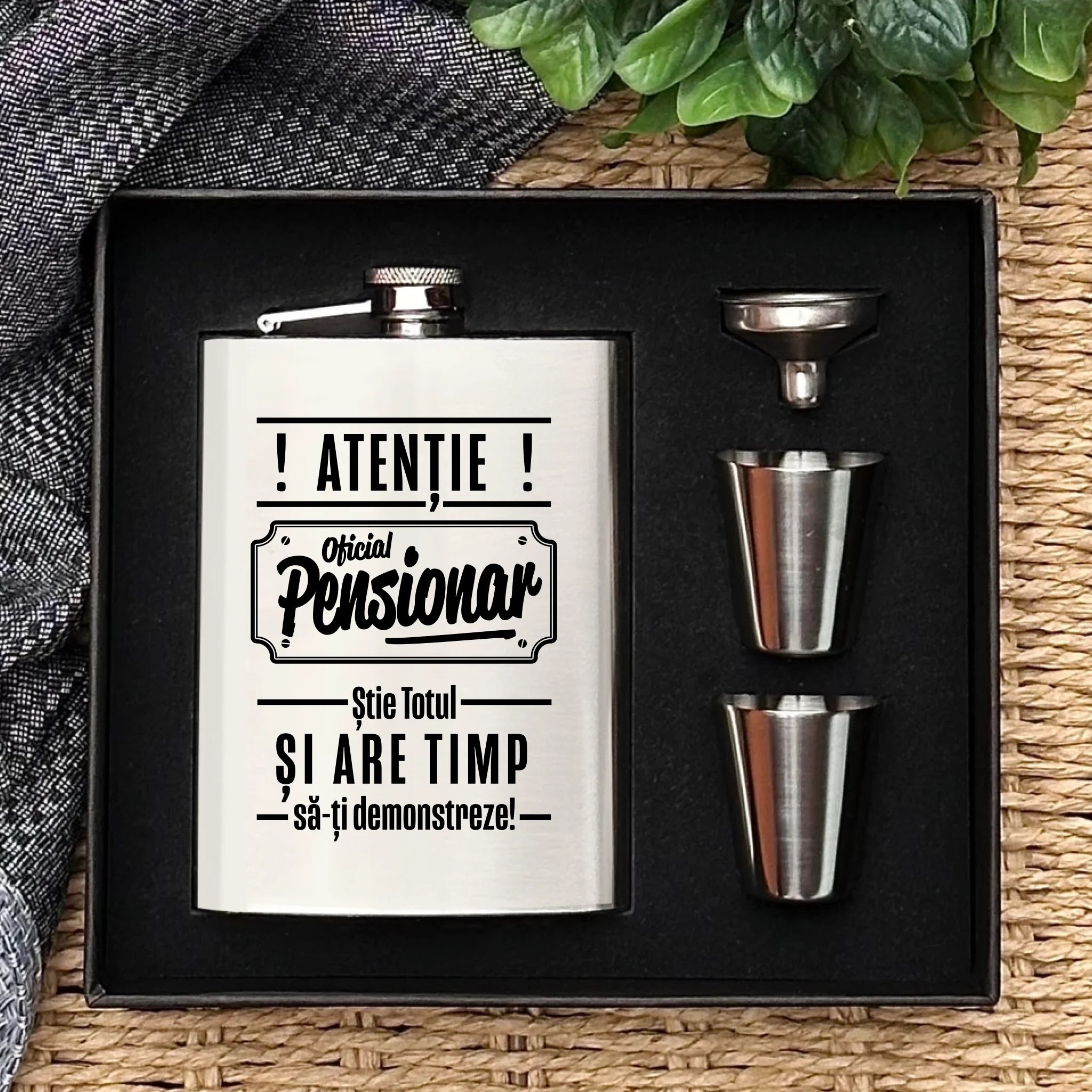 Cadou amuzant pentru pensionare – set de flașcă gravat