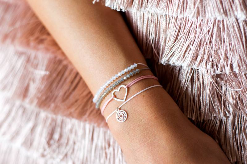 niuni zsinórkarkötő, szivecskés