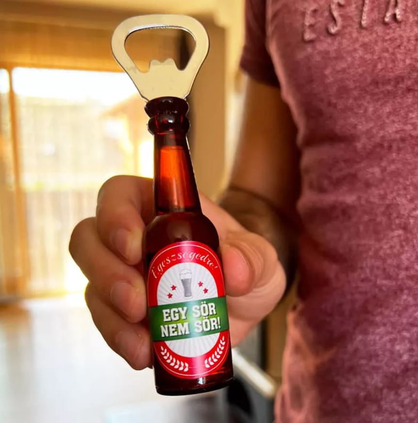 Vicces sörnyitó mágnessel - egy sör, nem sör